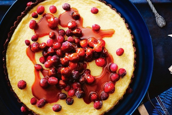 White chocolate tart with cranberries in caramel