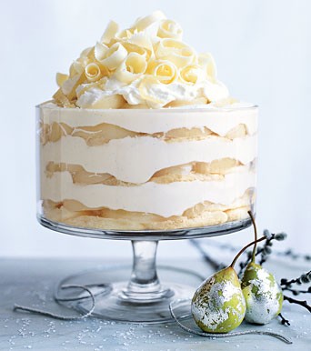 White chocolate tiramisù trifle with spiced pears
