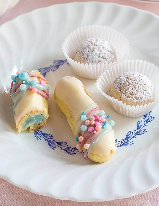 White chocolate-vanilla baby eclairs [white chocolate glaze; vanilla pastry cream]