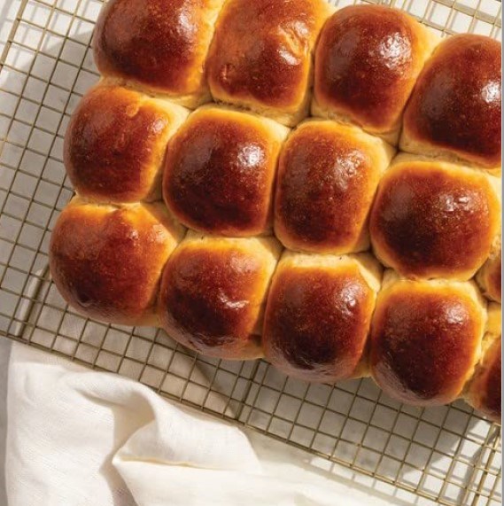 White dinner rolls