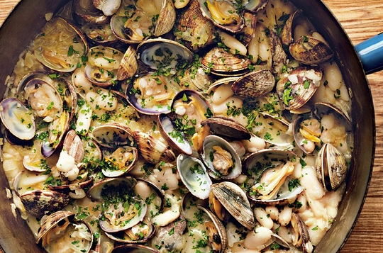 White haricot beans with clams