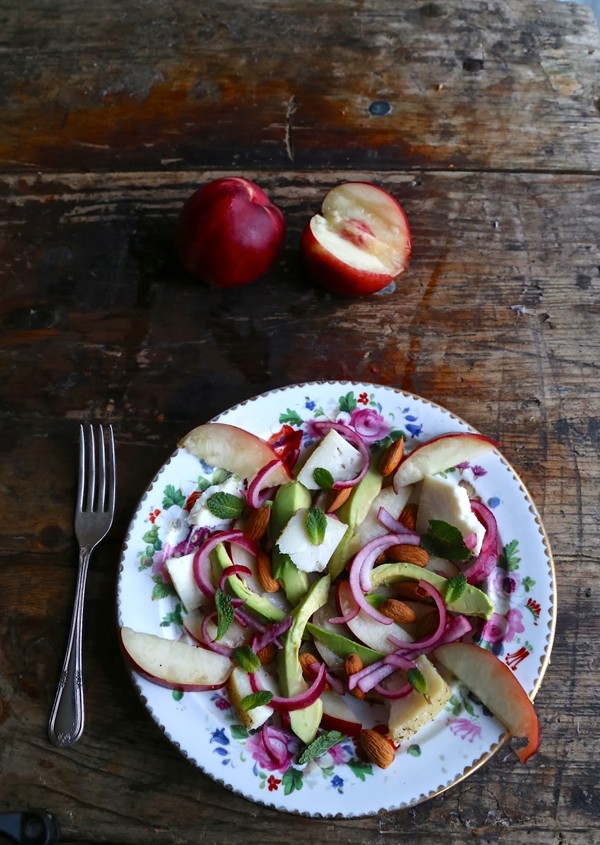 White nectarine salad with mint, avocado and almonds