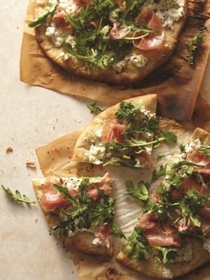 White pizza with arugula and prosciutto