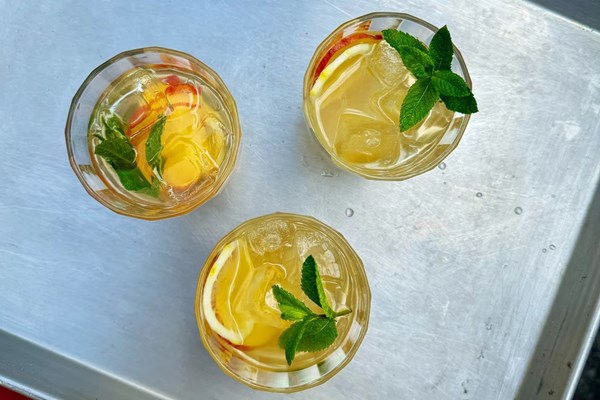 White sangria with kiwi and lemon grass