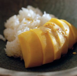 White sticky rice with mango (Kao niaw mamuang)