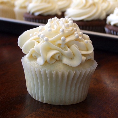 White wedding cake cupcakes