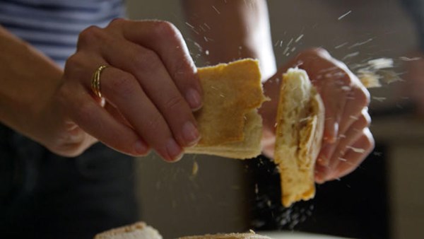 White wine unleavened bread (Pizza scima)