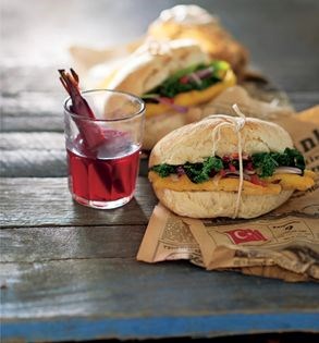 Whiting sandwich with tarator (Balik ekmek)