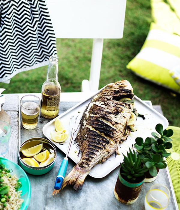 Whole barbecued fish with lemon