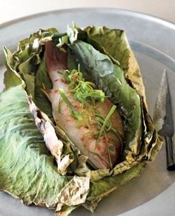 Whole fish chargrilled in lotus leaf (Cá nuóŉg lá sen)