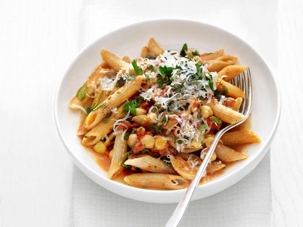 Whole-grain pasta with chickpeas and escarole