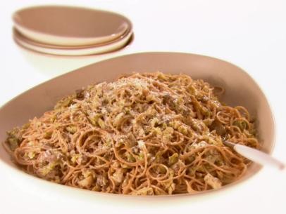 Whole-grain spaghetti with Brussels sprouts and mushrooms
