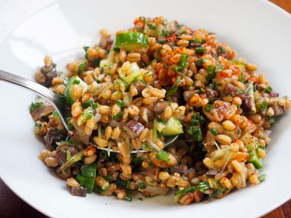 Whole-grain spelt salad with leeks and marinated mushrooms