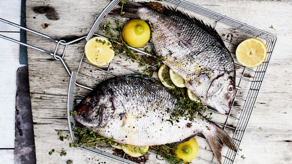 Whole grilled fish with lemon and thyme
