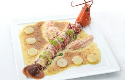 Whole lobster with gratin of spinach, espelette pepper and grain mustard