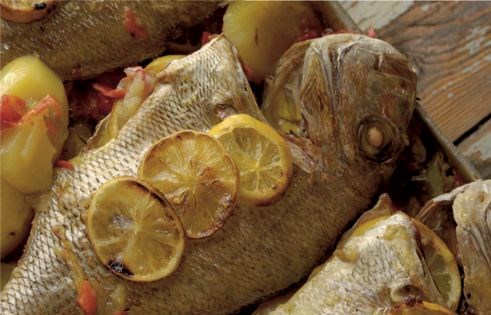 Whole snapper baked on potatoes and capsicums (Pargo al fondo)