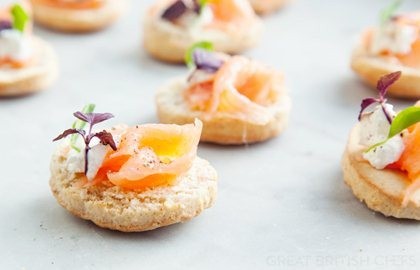 Whole wheat and quinoa biscuit with smoked salmon