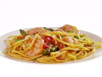 Whole-wheat linguine with shrimp, asparagus, and cherry tomatoes