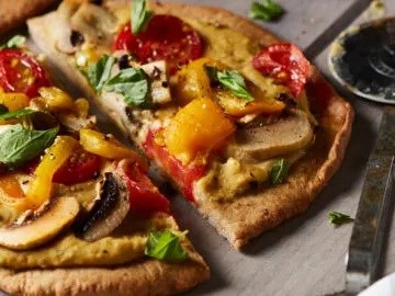 Whole wheat mini pizzas with Alfredo sauce