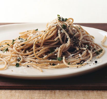 Whole-wheat pasta with pecorino and pepper