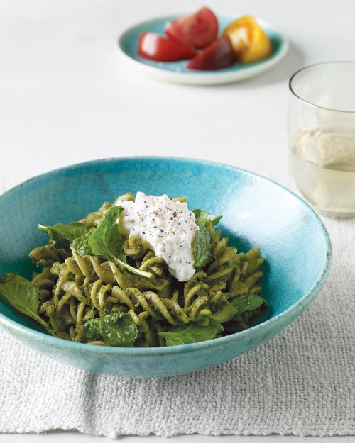 Whole-wheat pasta with pumpkin-seed and spinach pesto
