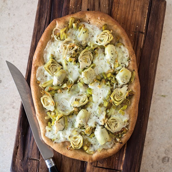 Whole-wheat pizza with melted leeks and artichokes