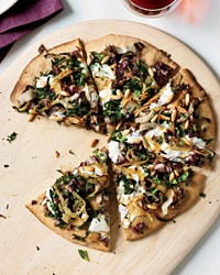 Whole-wheat pizza with onions and bitter greens