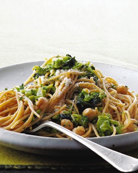 Whole-wheat spaghetti with broccoli, chickpeas, and garlic