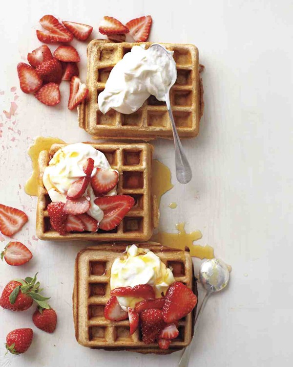 Whole-wheat waffles with sliced strawberries and yogurt