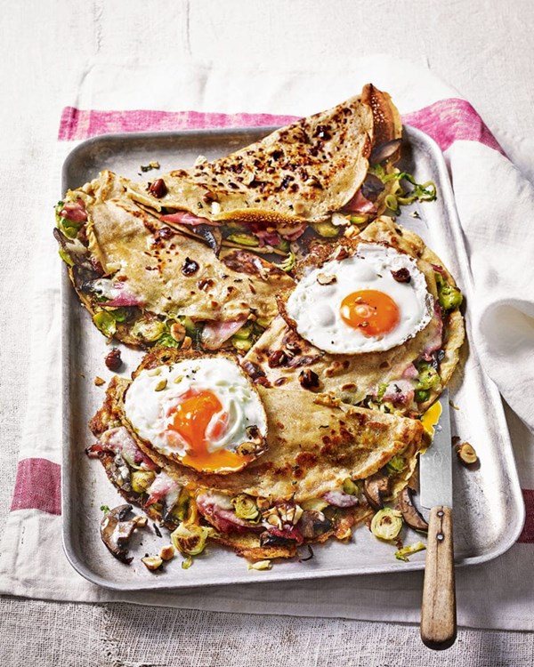 Wholemeal galettes with Brussels sprouts, mushrooms, ham and cheese
