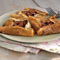 Wholemeal pancakes with onions, lardons and Gruyère 