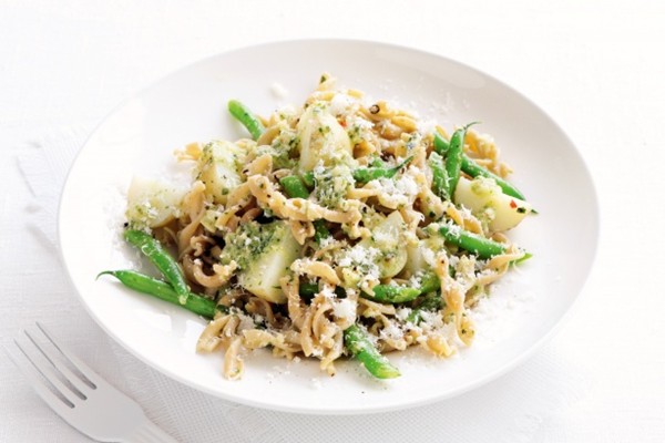 Wholemeal pasta spirals with rocket pesto, green beans and potatoes