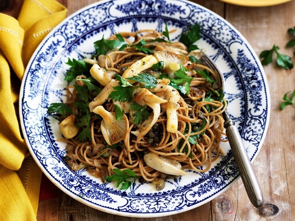 Wholemeal spaghetti with green lentils and mushrooms