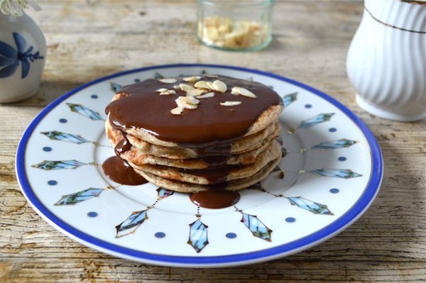 Wholemeal spelt pancakes with coffee cardamom chocolate sauce