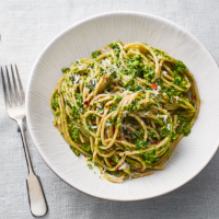 Wholewheat pasta with kale, pea and walnut pesto 