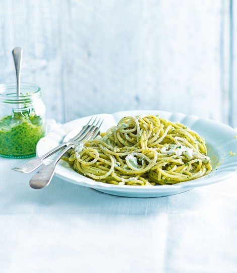 Wholewheat spaghetti with rocket and goat's cheese pesto