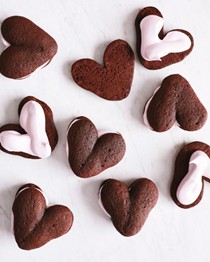 Whoopie hearts with raspberry meringue