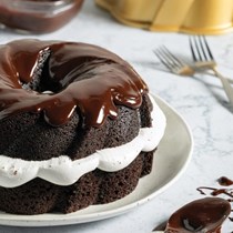 Whoopie pie bundt cake [marshmallow filling; chocolate glaze]