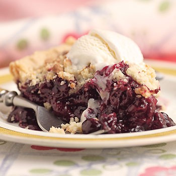 Wild blueberry pie with almond crumble topping