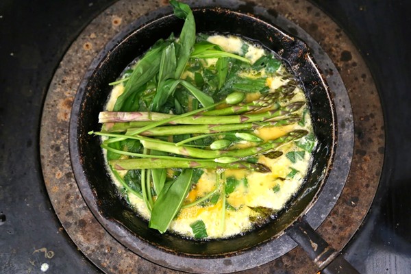 Wild garlic and asparagus crispy omelette 