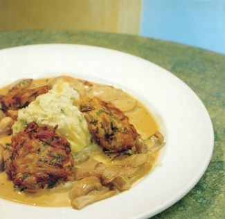 Wild rice and parsnip fritters with mushrooms in cider and thyme, and leek-smoked cheese mash