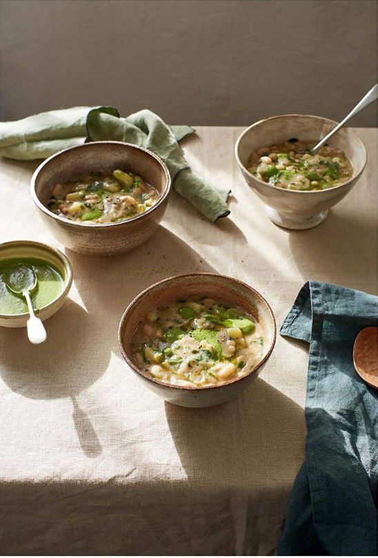 Wild rocket and cannellini bean soup with pesto
