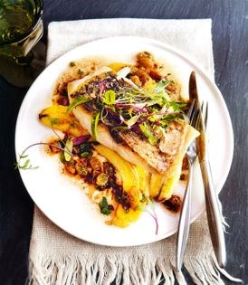 Wild striped bass with caramelized bananas and golden raisin sauce (Filet de cherne com banana caramelada e molho agridoce de passas)