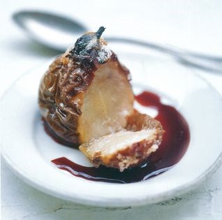 Williams pears in red wine sauce (Pere al vino rosso)