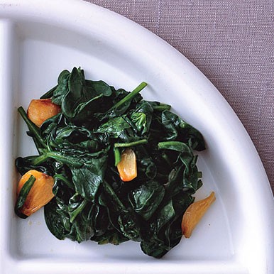 Wilted spinach with roasted garlic
