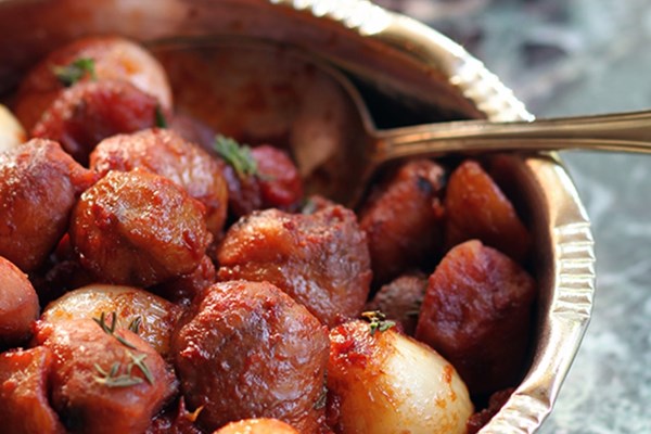 Wine-braised chestnuts and shallots (Kastana stifado)