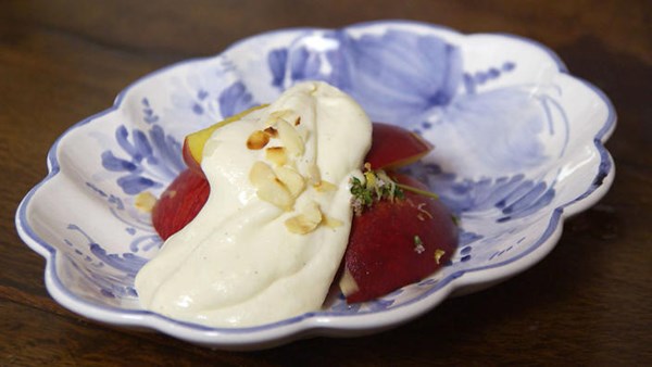 Wine-drenched peaches with mascarpone cream (Pesche al vino con crema di mascarpone)