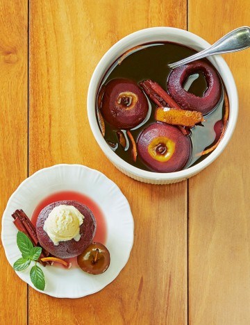 Wine-poached apples (Manzana bicolor)