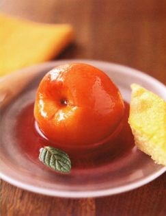Wine-poached peaches with butter sponge (Melocotones con vino y sobaos pasiegos)