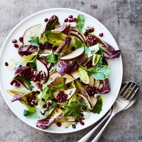 Winter pear salad with blue cheese, walnuts & pomegranate 